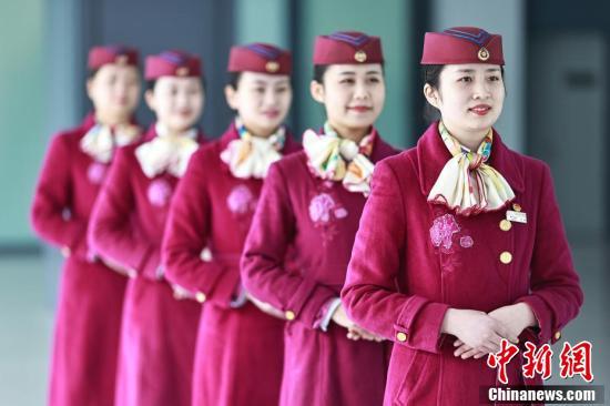 重慶高鐵乘務員開展專業禮儀服務培訓，提升乘客出行體驗